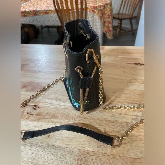 Cactus themed black purse gold tone chain snap close bucket style - Picture 6 of 8